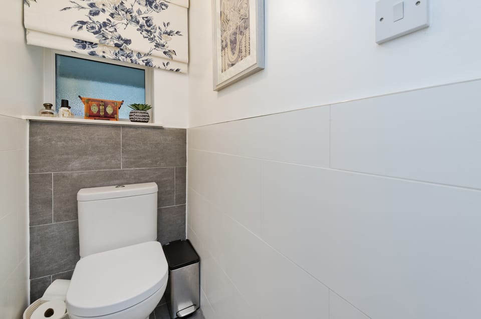 Botanical Bliss by Underthedoormat Apartment in Brentford