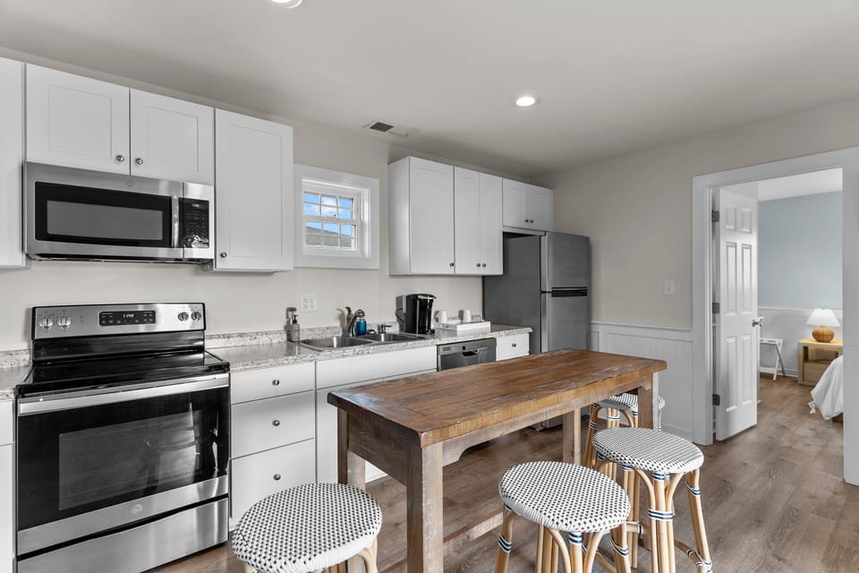 Premium Suite, Multiple Beds, Refrigerator & Microwave | Private kitchen | Mini-fridge, microwave, coffee/tea maker