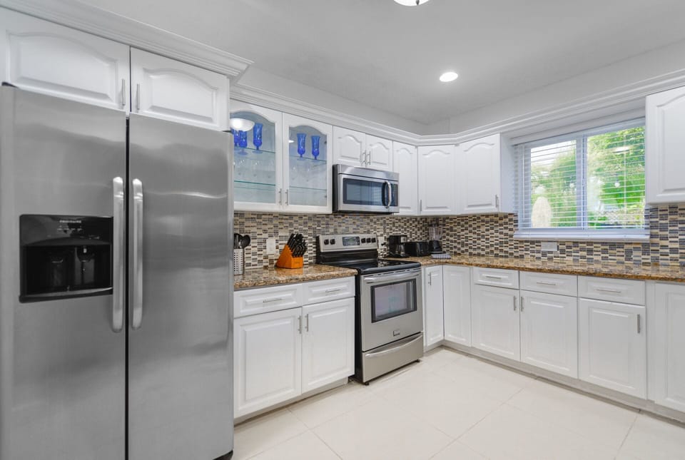 Deluxe House | Private kitchen | Fridge, microwave, oven, dishwasher