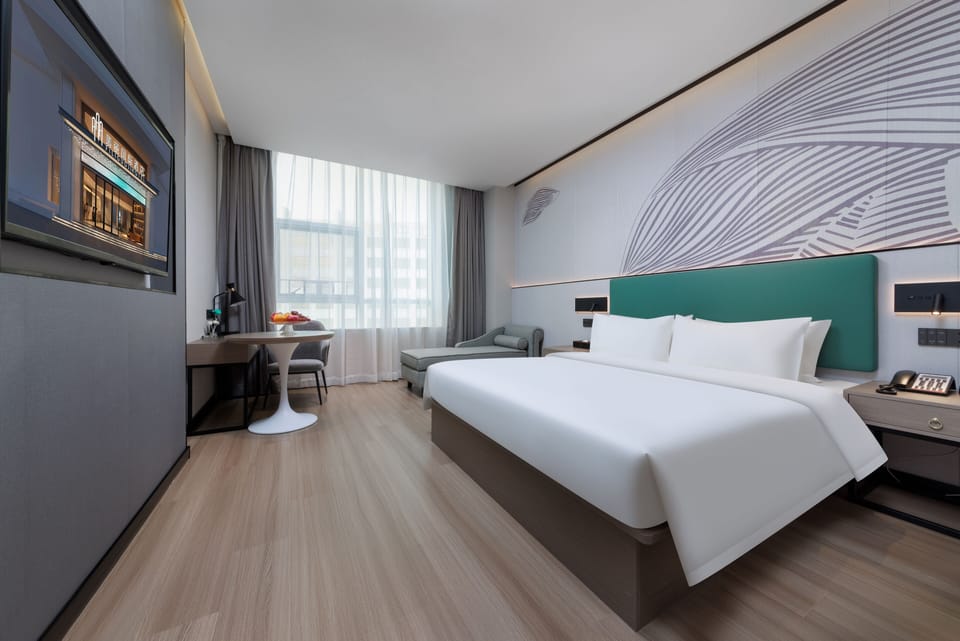 Business Single Room | Desk, laptop workspace, blackout drapes, soundproofing