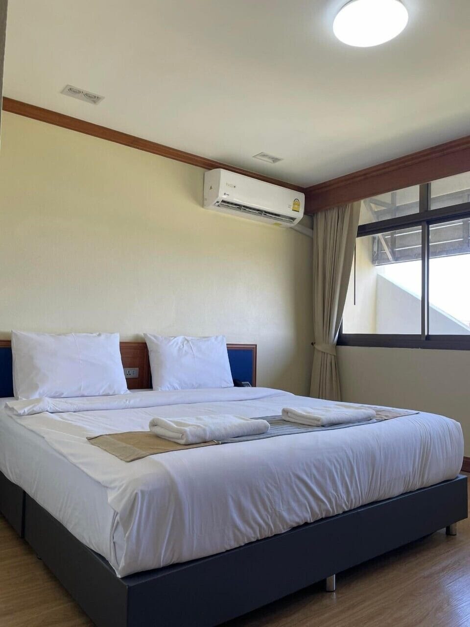 Signature Room | Desk, laptop workspace, free WiFi
