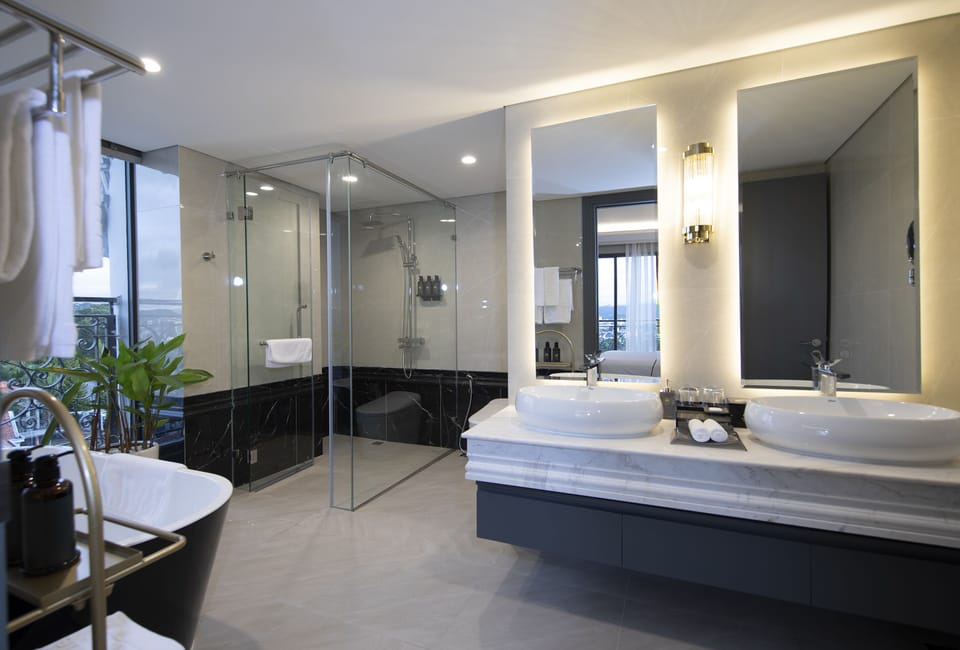 Executive Suite | Bathroom | Separate tub and shower, rainfall showerhead, designer toiletries