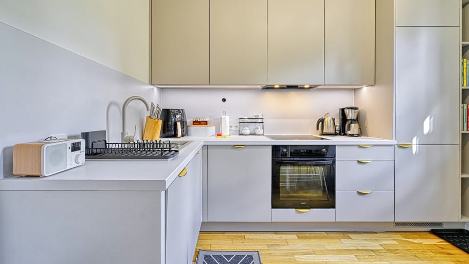 Apartment (1B/8) | Private kitchen | Fridge, microwave, oven, stovetop