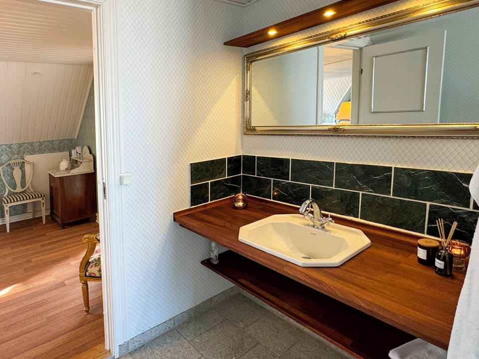 Suite | Bathroom | Shower, rainfall showerhead, hair dryer, towels