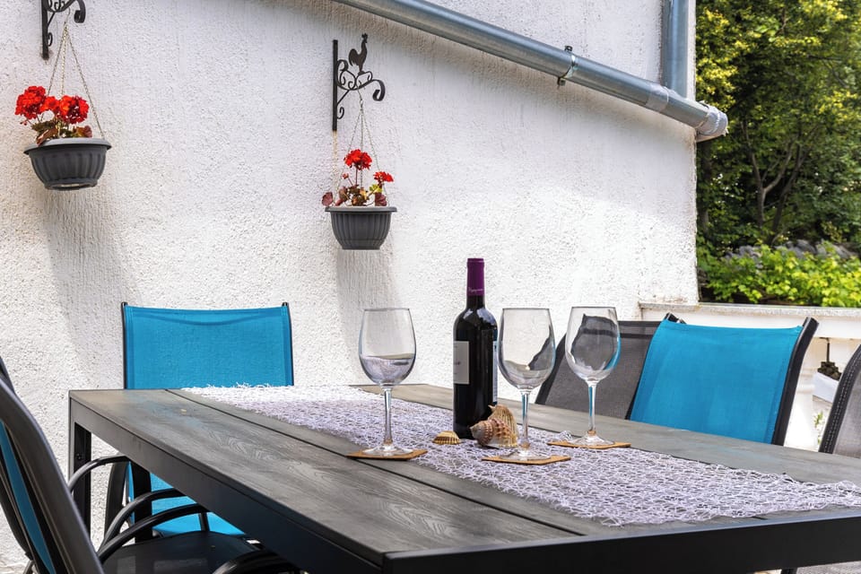 Family House, 3 Bedrooms, 2 Bathrooms (Meja Stone House with Pool) | Outdoor dining