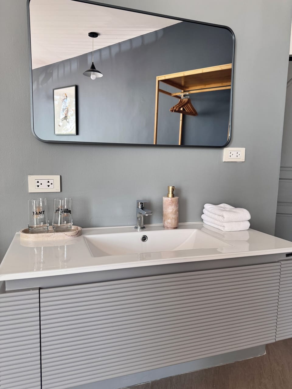 Superior Room, 1 King Bed, Ocean View, Ground Floor | Bathroom | Rainfall showerhead, towels