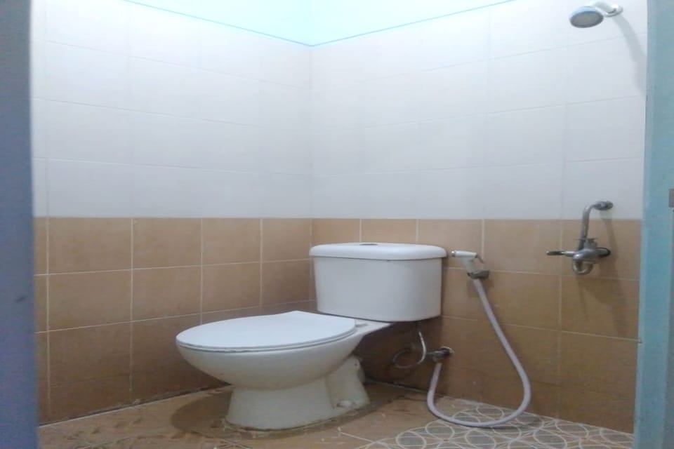 Basic Double Room | Bathroom | Shower, towels