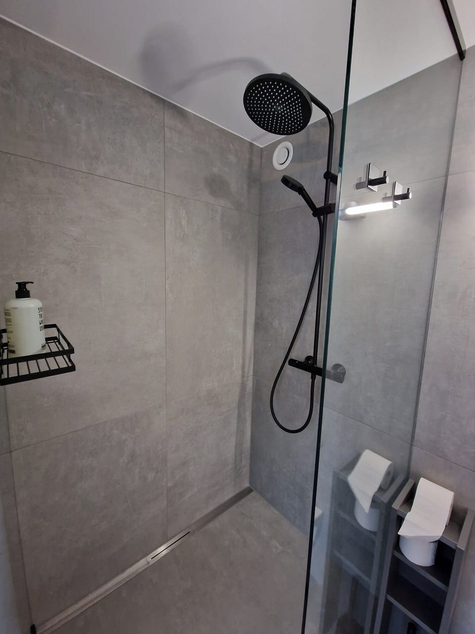 Business Double Room | Bathroom | Shower, rainfall showerhead, free toiletries, towels