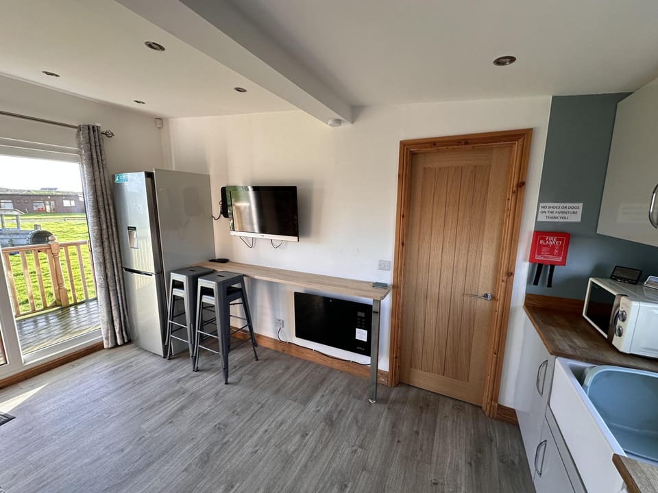 Chalet | Private kitchen | Fridge, microwave, oven, stovetop
