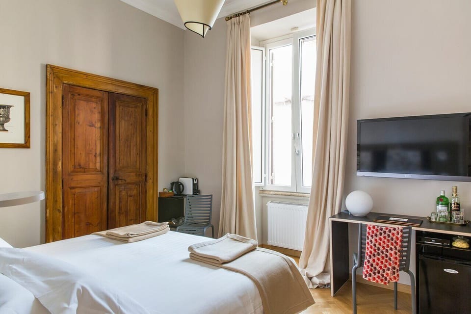 Deluxe Double Room | Desk, soundproofing