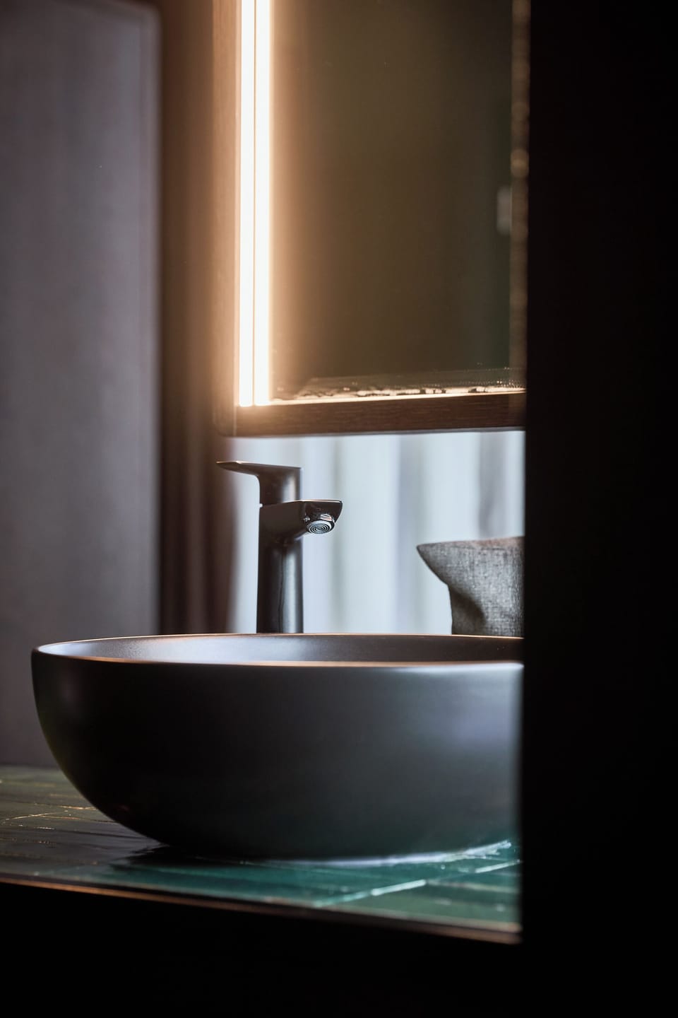 Deluxe Suite | Bathroom | Separate tub and shower, rainfall showerhead, free toiletries
