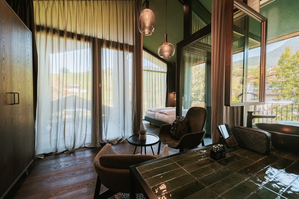 Deluxe Suite | 1 bedroom, premium bedding, minibar, in-room safe