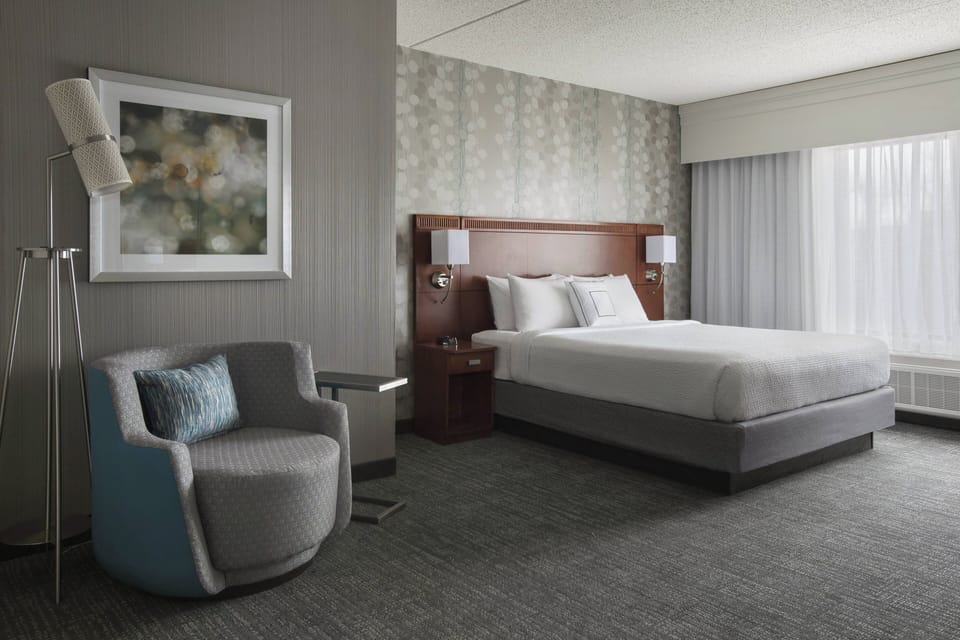 Hypo-allergenic bedding, in-room safe, desk, blackout drapes