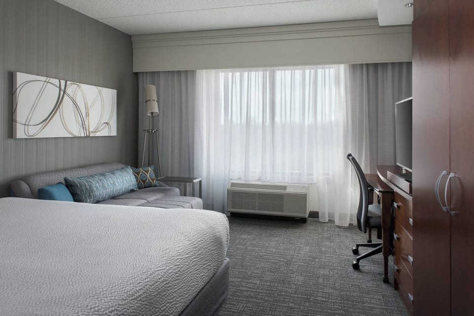 Hypo-allergenic bedding, in-room safe, desk, blackout drapes
