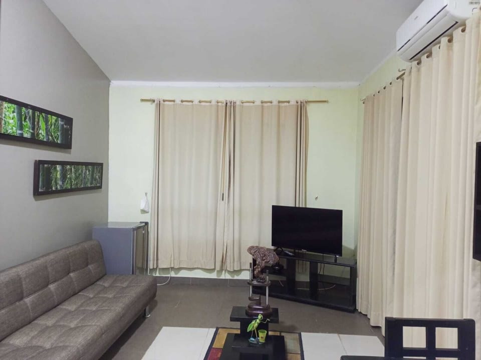 Family Bungalow | Living area | 32-inch LED TV with cable channels, streaming services