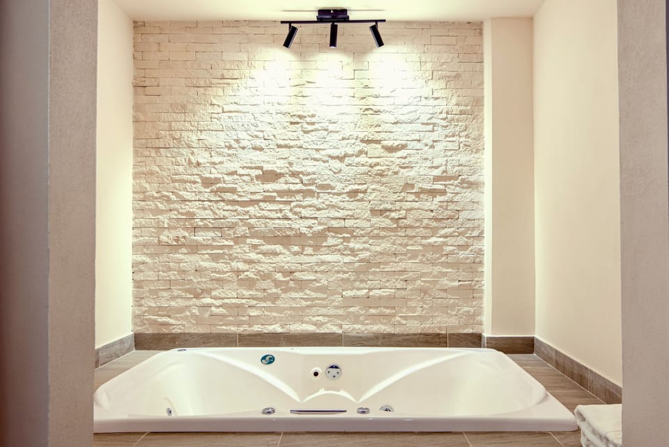 Comfort Suite | Bathroom | Shower, towels