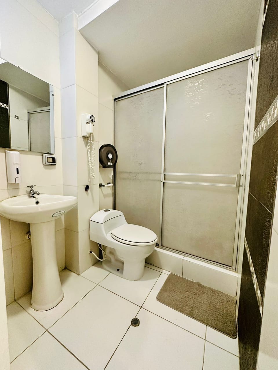 Single Room | Bathroom | Free toiletries, hair dryer, towels