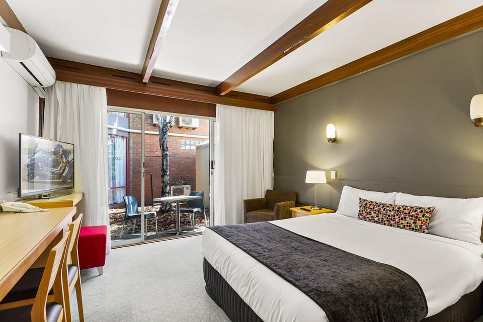 Standard Queen Room | Minibar, desk, blackout drapes, soundproofing