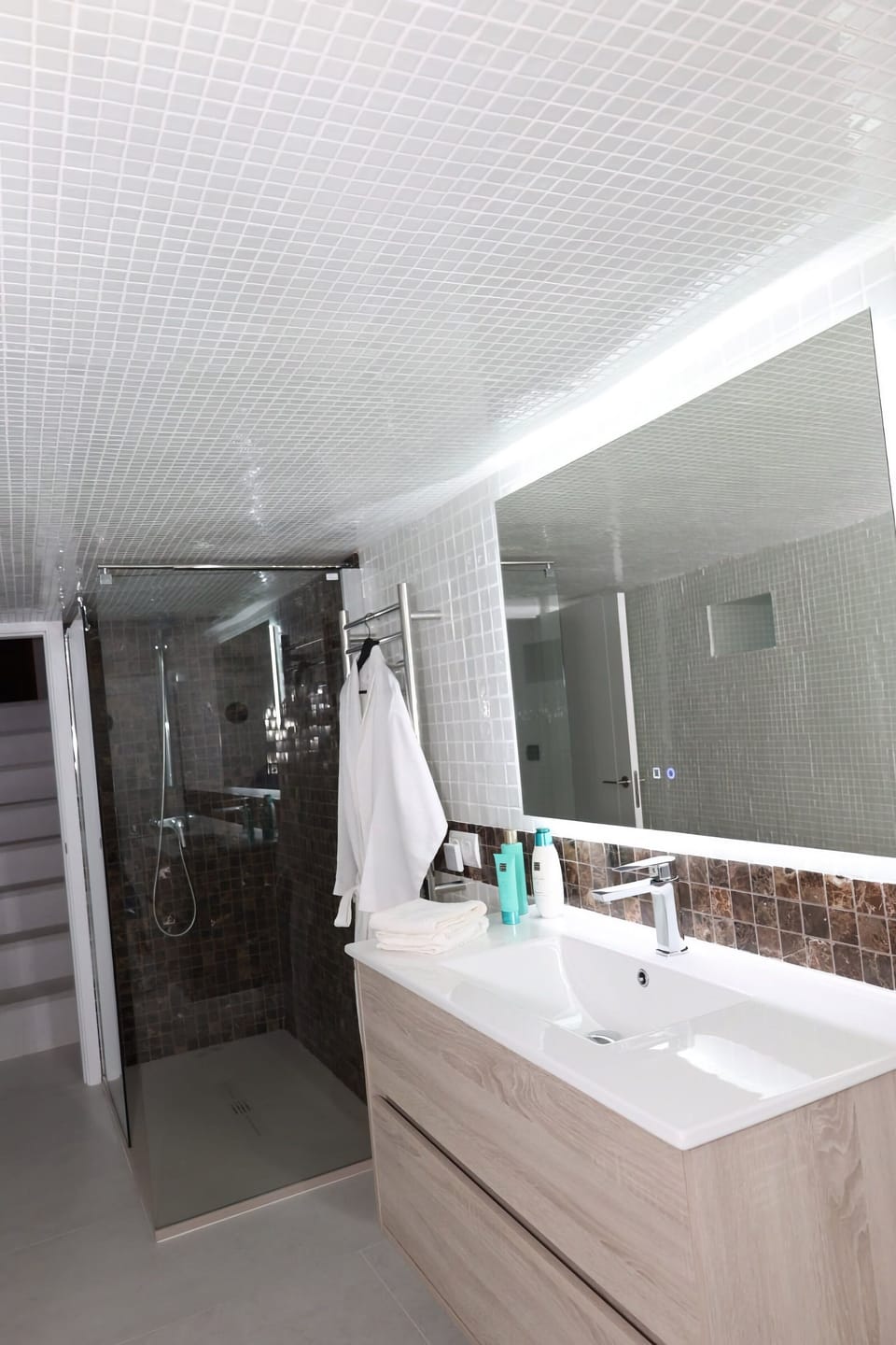Deluxe Room | Bathroom | Shower, rainfall showerhead, designer toiletries, hair dryer
