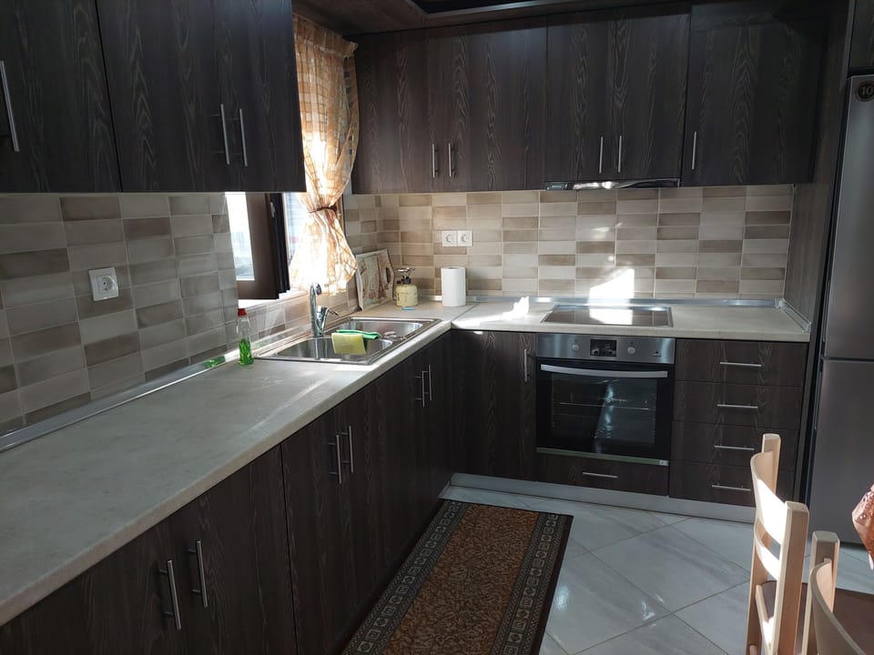 Basic Townhome, 2 Bedrooms | Private kitchen | Full-size fridge, oven, stovetop, coffee grinder