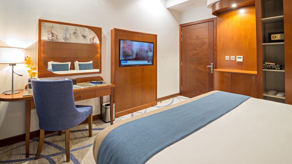 Executive Suite | Premium bedding, down comforters, memory foam beds, in-room safe