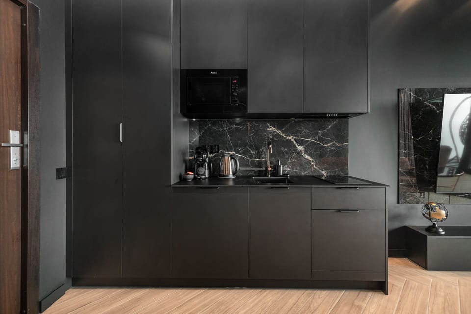 Coffee/tea maker, fridge, microwave, stovetop