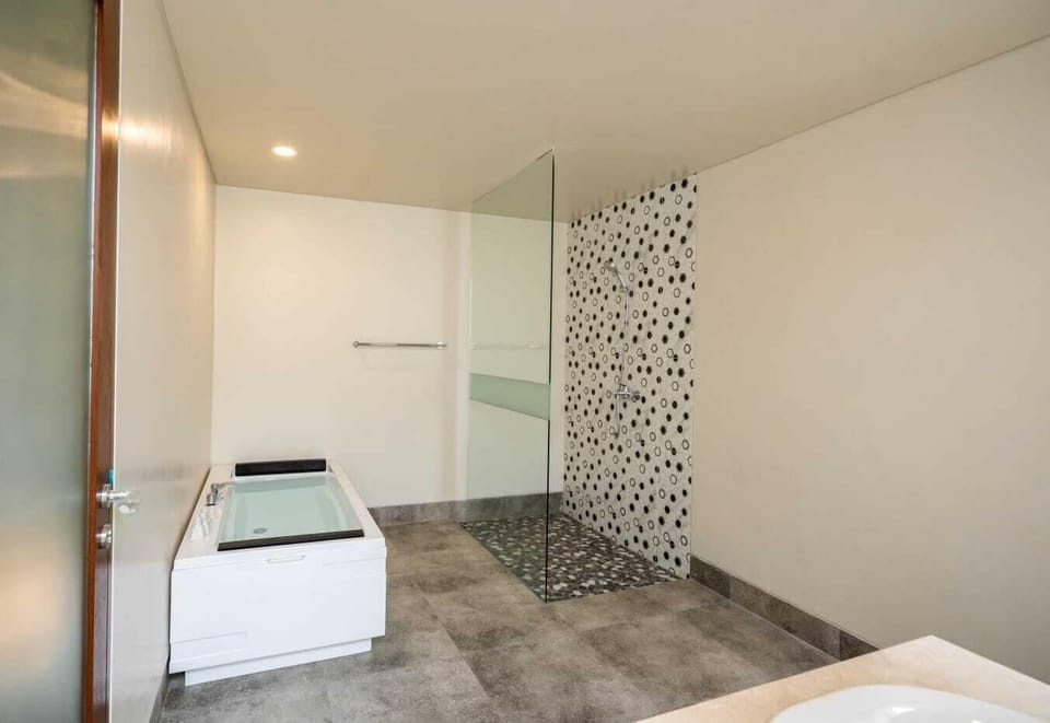 Suite Room with Hills View | Bathroom | Separate tub and shower, bathrobes, slippers, bidet