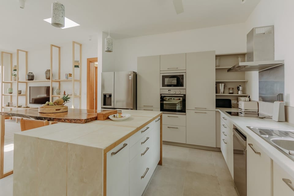Full-size fridge, microwave, oven, dishwasher