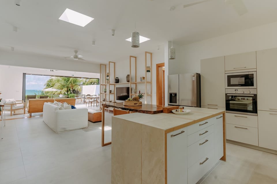 Full-size fridge, microwave, oven, dishwasher