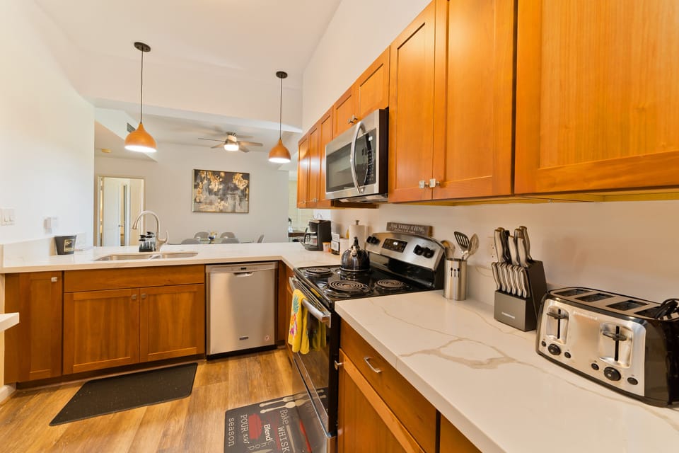 Full-size fridge, microwave, oven, stovetop