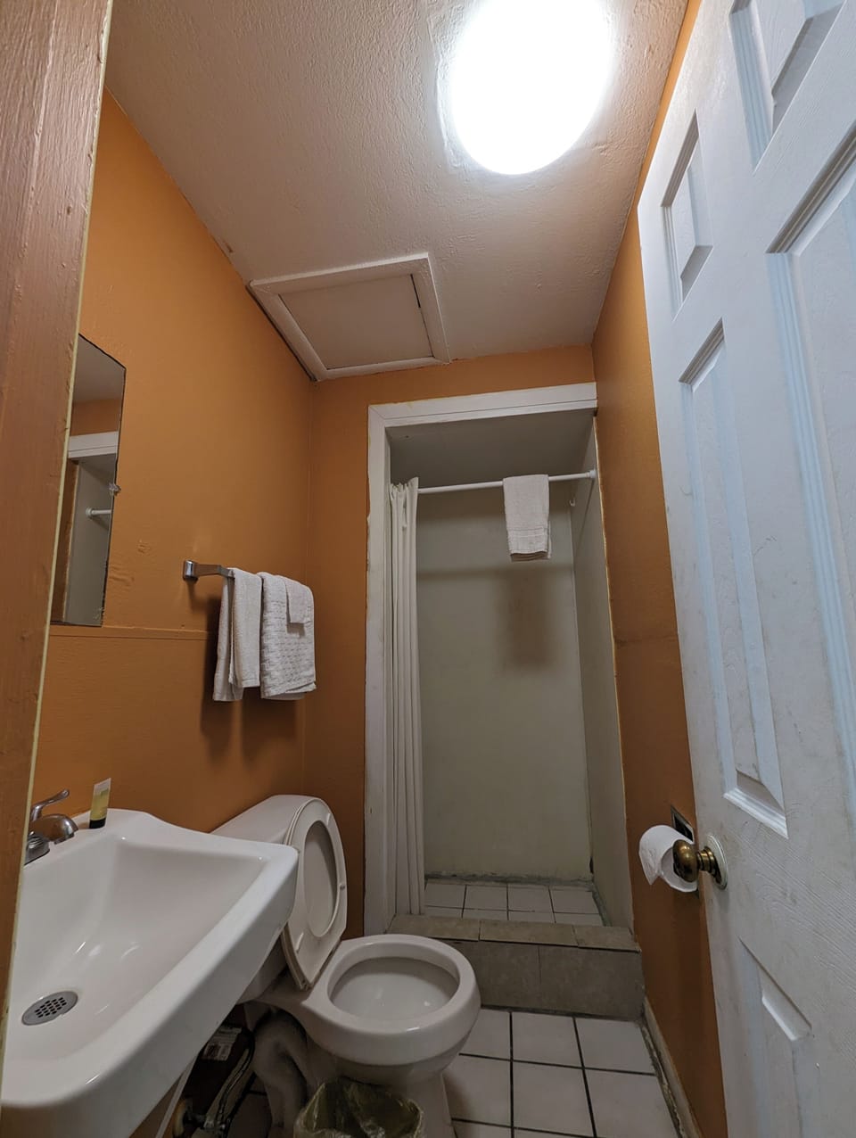 2 Full Bed | Bathroom | Shower, towels