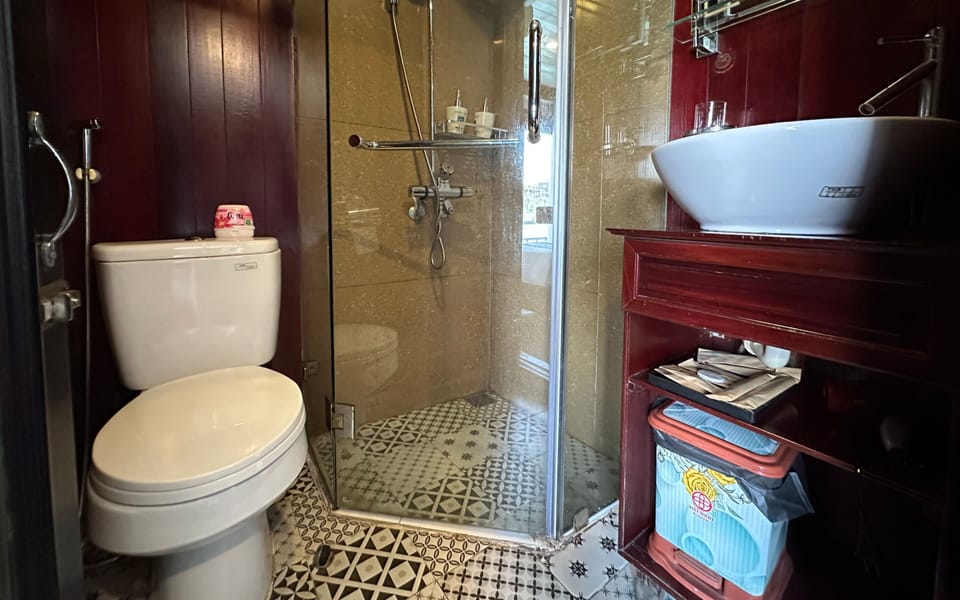 Deluxe Bayview (First Floor) | Bathroom | Hair dryer, slippers, towels