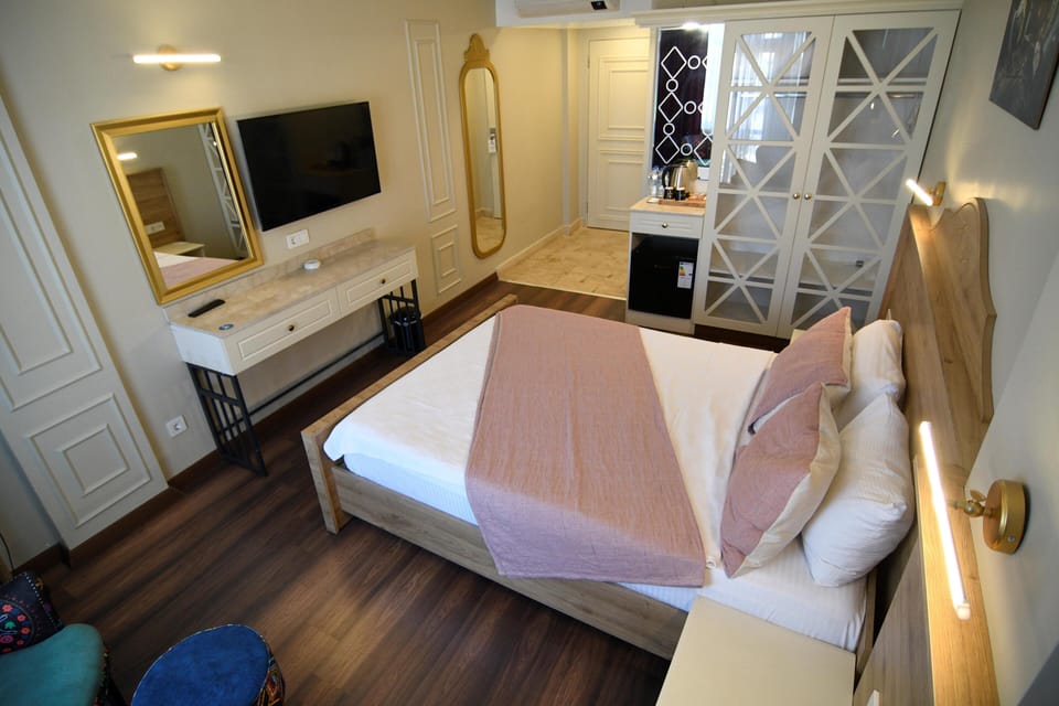 Standard Room | Egyptian cotton sheets, premium bedding, free minibar items, desk