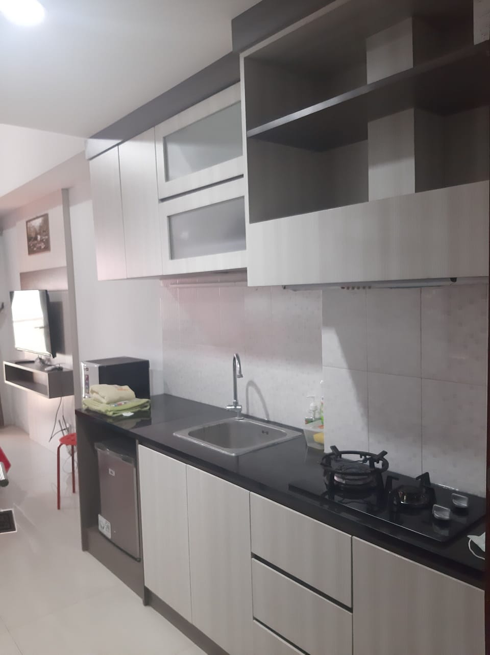 Premier Apartment | Private kitchen | Cookware/dishes/utensils, freezer, kitchen islands