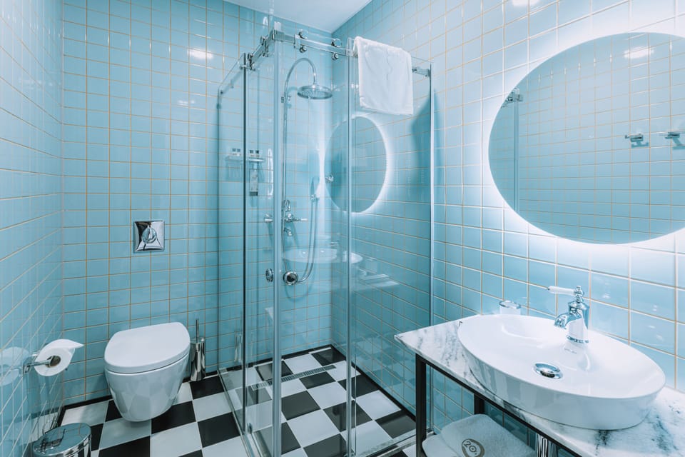 Deep soaking tub, free toiletries, hair dryer, bathrobes