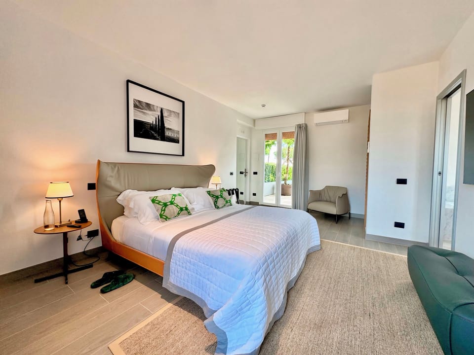 Spa Suite | Hypo-allergenic bedding, down comforters, pillowtop beds, minibar