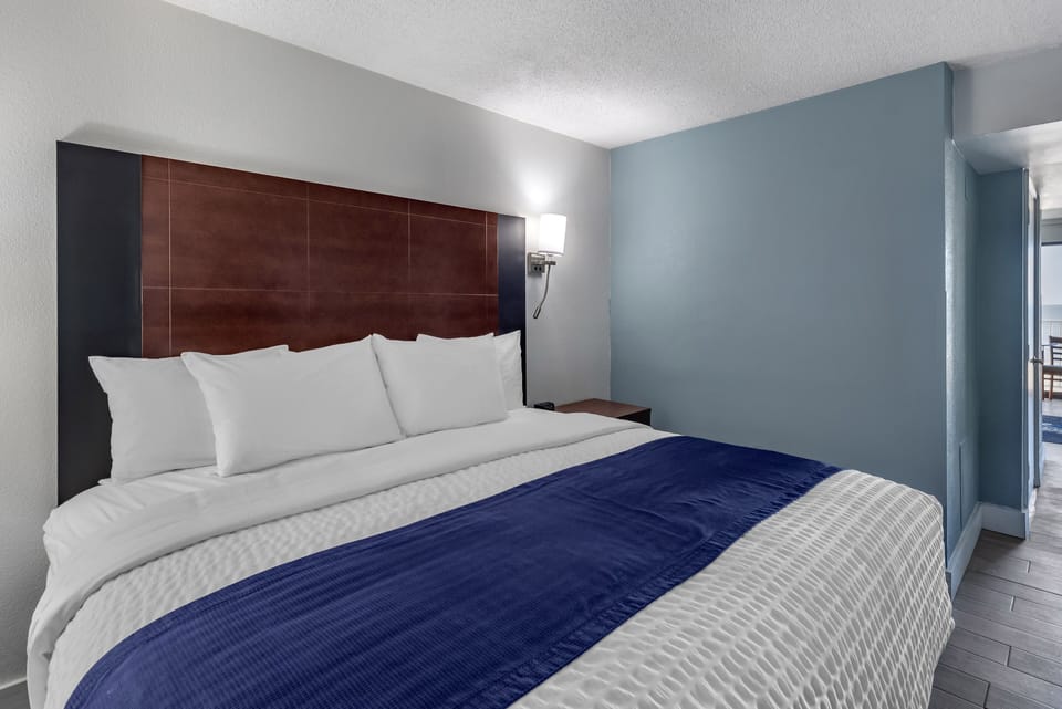 Standard Suite (floors 8 - 10) | 1 bedroom, in-room safe, blackout drapes, WiFi (free)