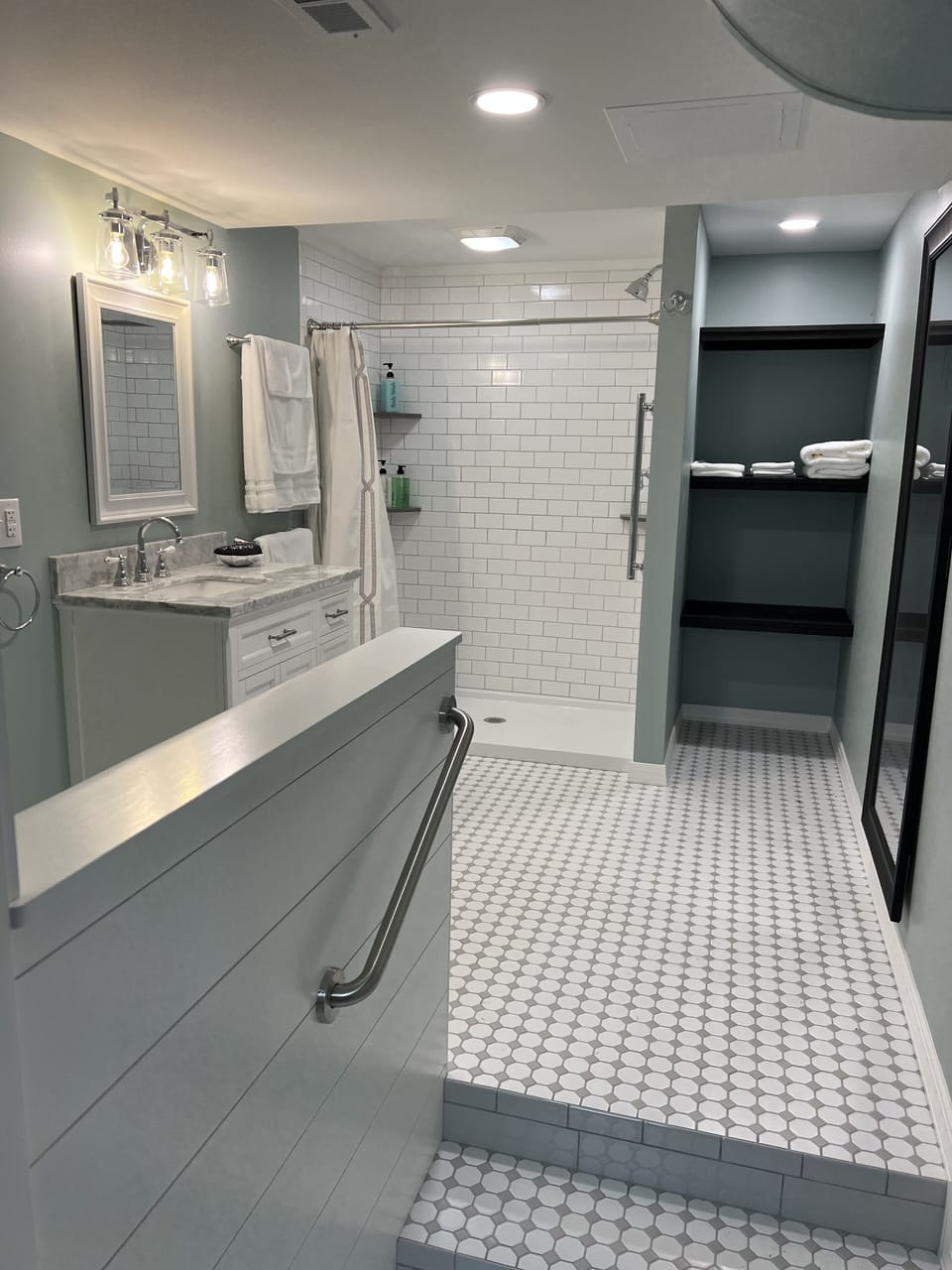 Panoramic Duplex | Bathroom | Hair dryer, towels, soap, shampoo