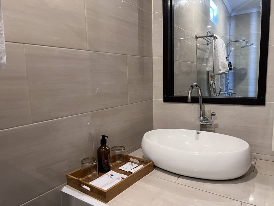 Shower, rainfall showerhead, free toiletries, hair dryer