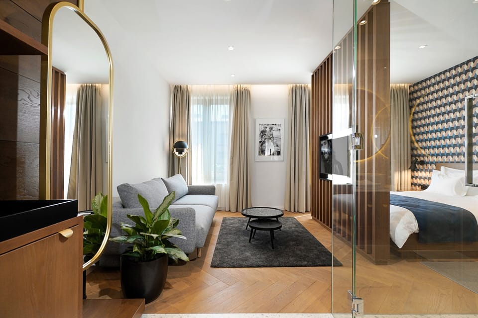 Executive Suite | Egyptian cotton sheets, premium bedding, Select Comfort beds, minibar