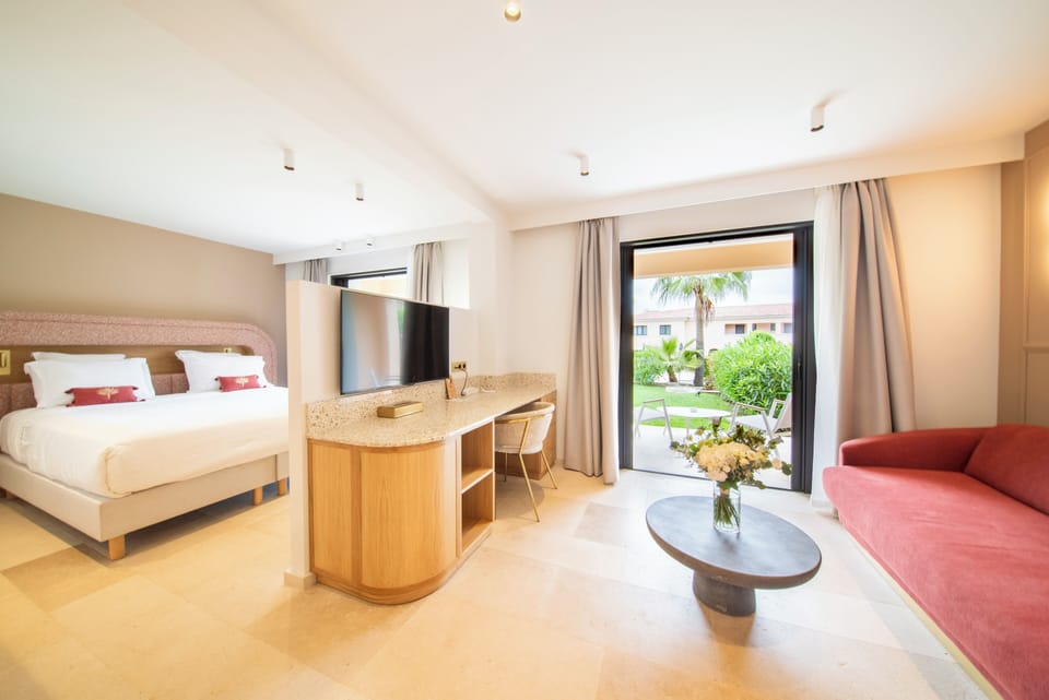 Deluxe Suite | 1 bedroom, desk, soundproofing, iron/ironing board