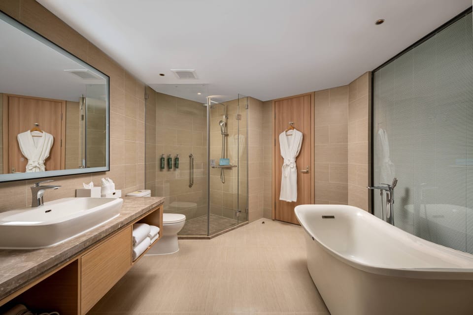Deluxe Suite, 1 King Bed | Bathroom | Shower, rainfall showerhead, free toiletries, hair dryer