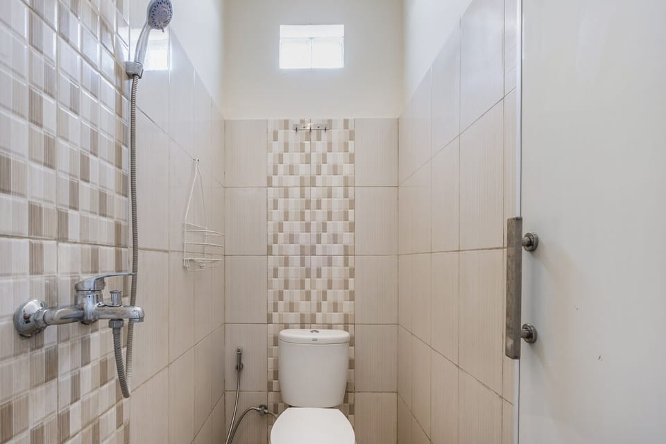 Standard Double Room | Bathroom | Shower, towels, soap, shampoo