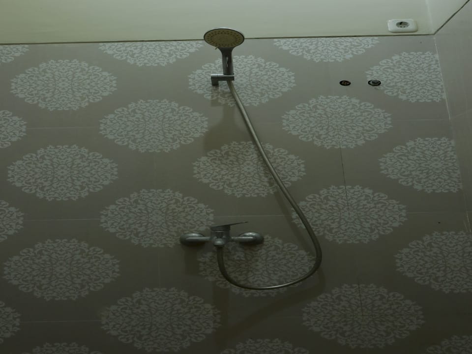Deluxe Studio | Bathroom | Shower, towels