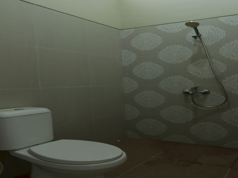 Deluxe Studio | Bathroom | Shower, towels