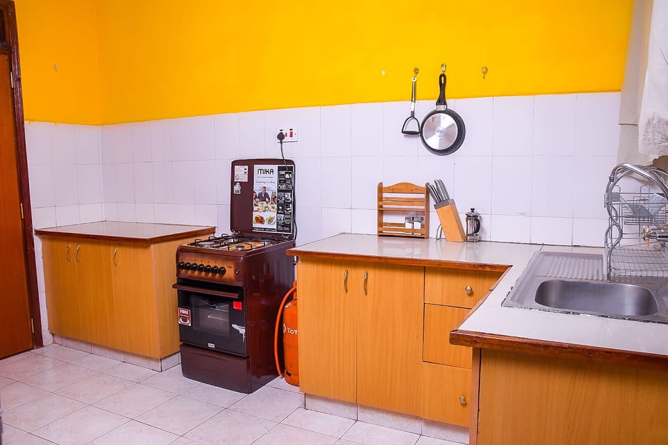 Executive Apartment | Private kitchen | Full-size fridge, microwave, oven, electric kettle