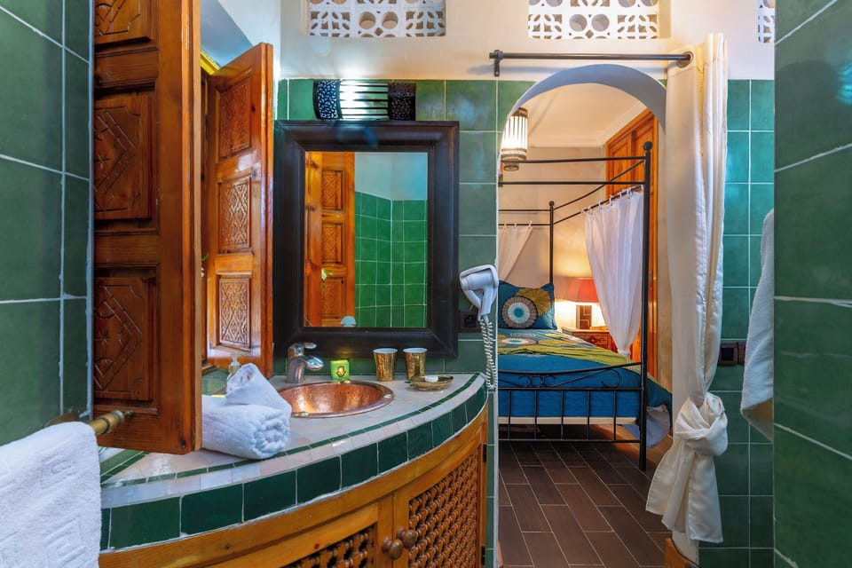 Merrikh | Bathroom | Rainfall showerhead, free toiletries, hair dryer, bathrobes