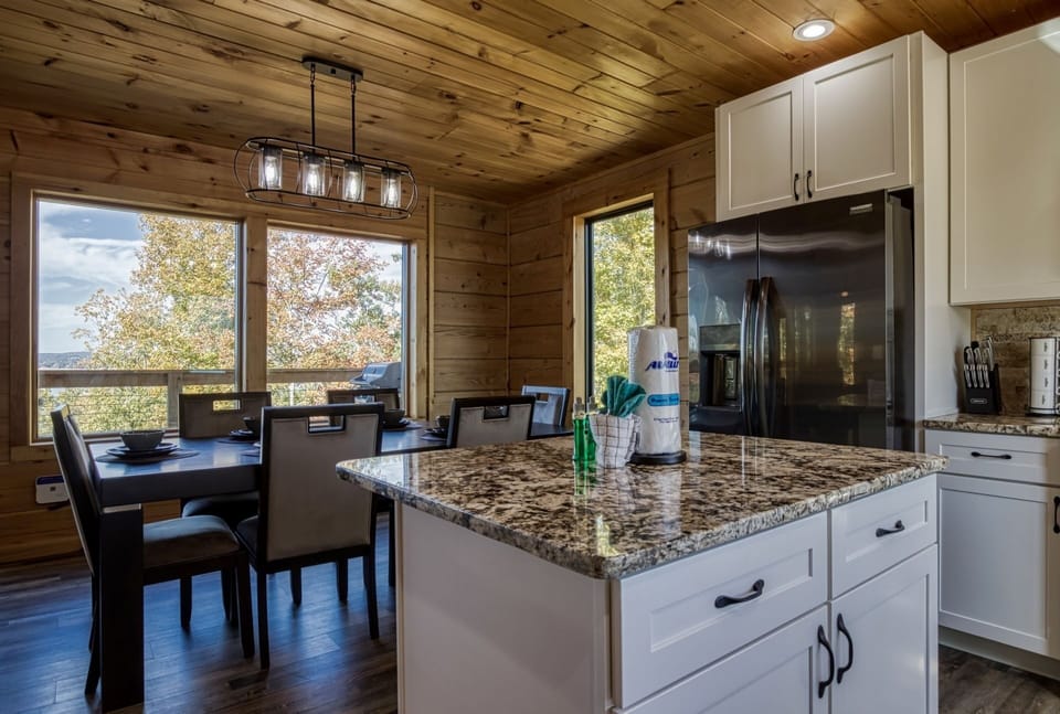 Cabin, 3 Bedrooms | Private kitchen | Fridge, oven, coffee/tea maker, toaster