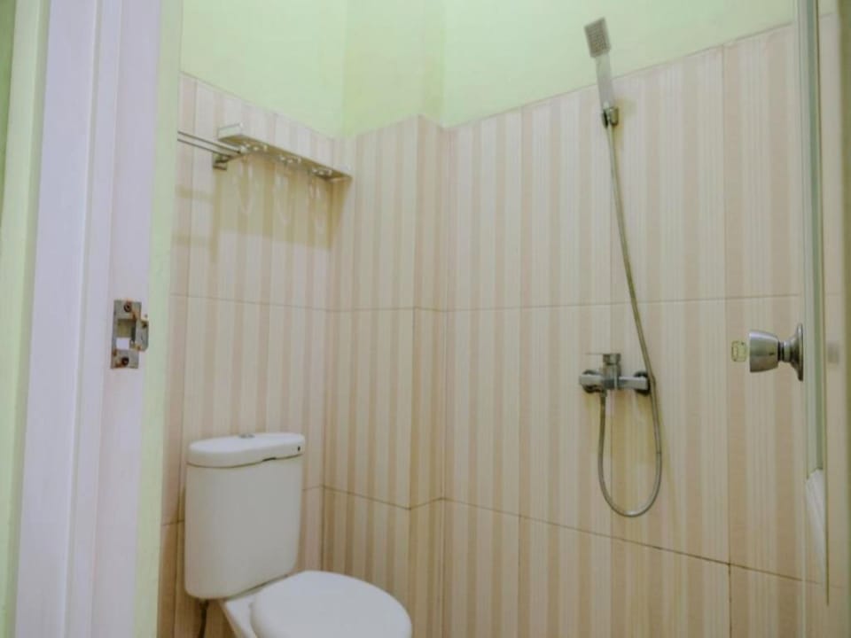 Shower, towels, soap, shampoo