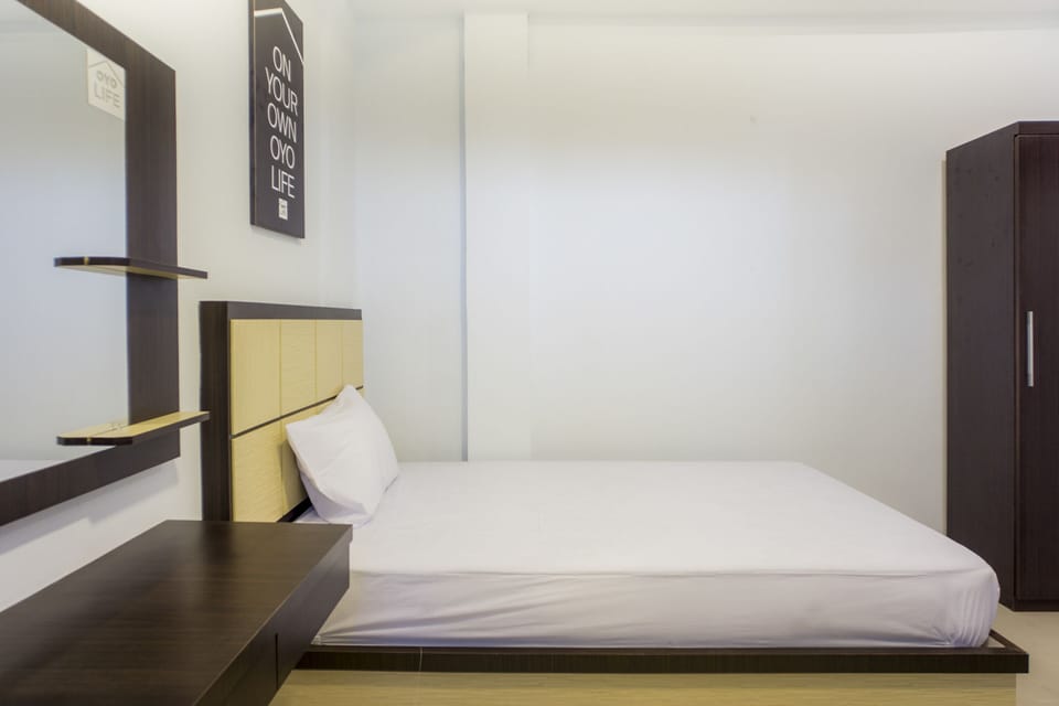 Desk, laptop workspace, WiFi (free), bed sheets